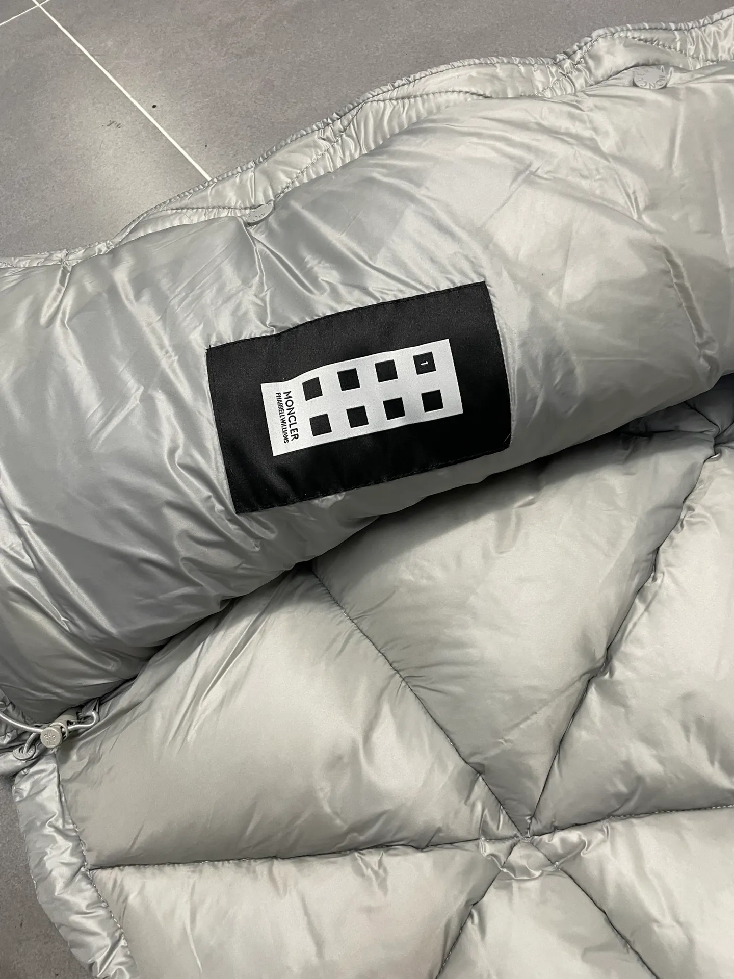 Moncler Pharrell Williams Series。 90 Moncler Genius ， Oak ， ， ， 。 ， 。 LOGO ， 。 Versatile ， ， 。 Size：1-5